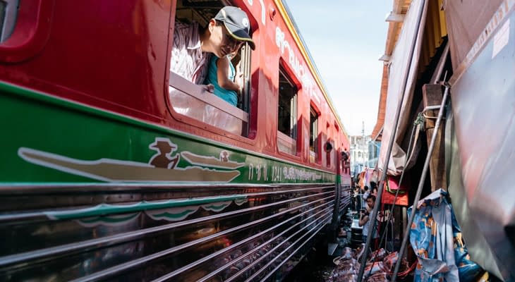 treinrit bangkok maeklong railway market